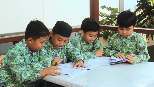 Suasana belajar SD Islam Al Akhyar