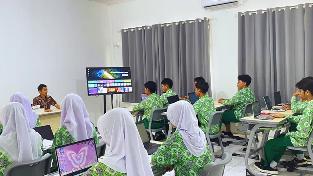 Suasana belajar SMA Islam Al Akhyar